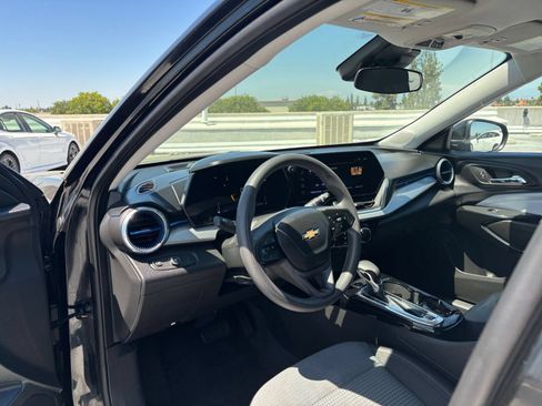 Used 2025 Chevrolet Trax LT FWD image 32