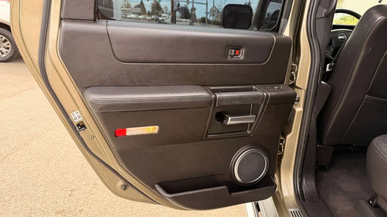 Used 2005 HUMMER H2 SUT w/ Preferred Equipment Group AWD/4WD image 23