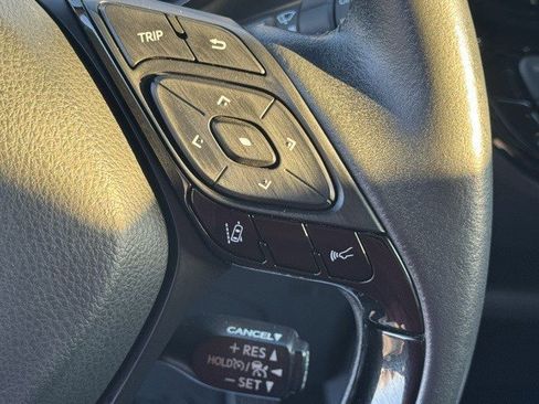 Used 2022 Toyota C-HR XLE image 16