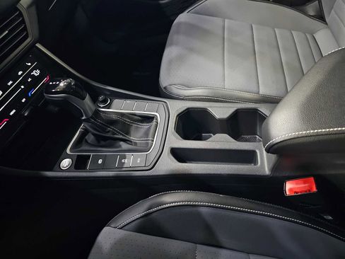 Certified 2025 Volkswagen Jetta SE image 28