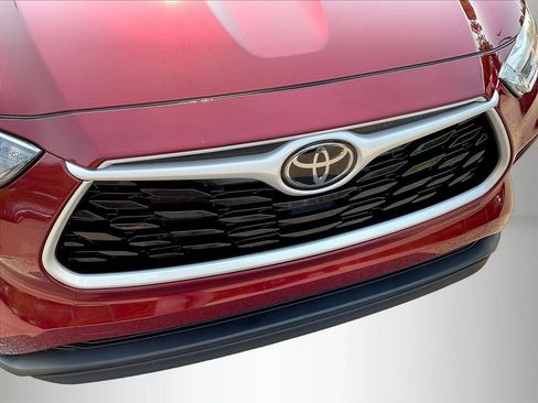 Used 2025 Toyota Highlander XLE FWD image 36
