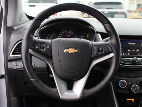 Used 2021 Chevrolet Trax LT w/ LT Convenience Package image 9