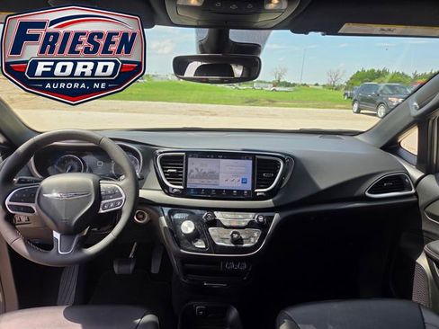 Used 2025 Chrysler Pacifica Select FWD image 17