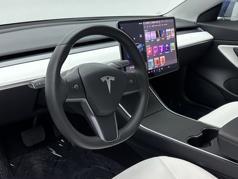 Used 2020 Tesla Model 3 Standard Range Plus image 8