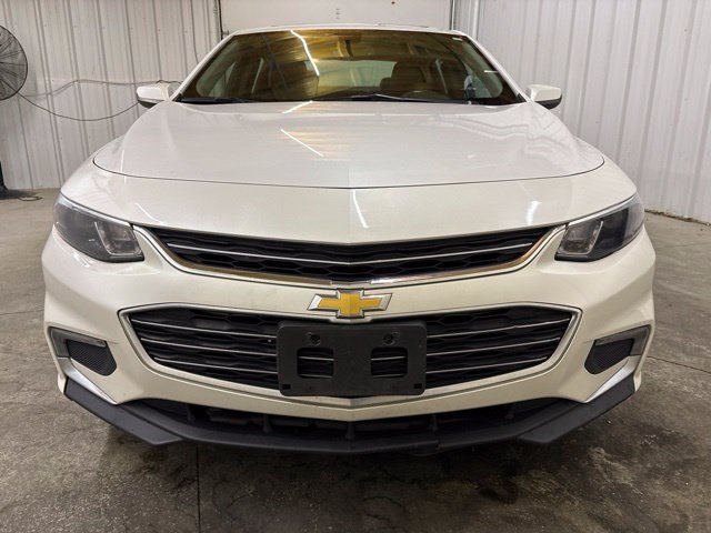Used 2018 Chevrolet Malibu LT w/ Leather Package FWD image 2