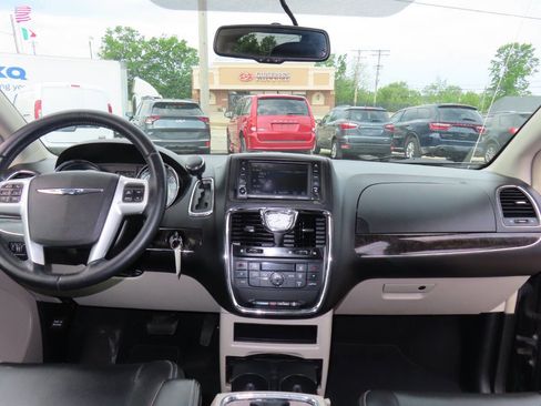Used 2014 Chrysler Town & Country Touring FWD image 42