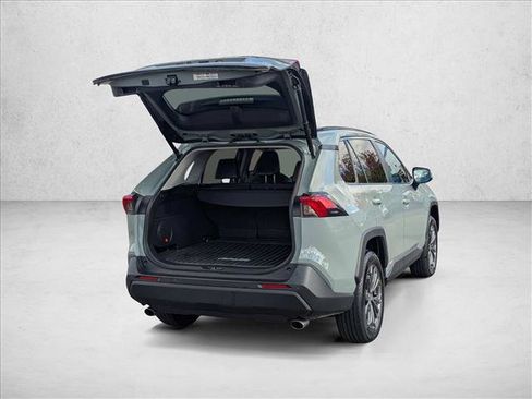 Used 2022 Toyota RAV4 XLE Premium image 5