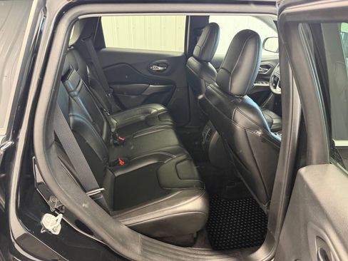 Used 2019 Jeep Cherokee Latitude Plus w/ Cold Weather Group AWD/4WD image 15