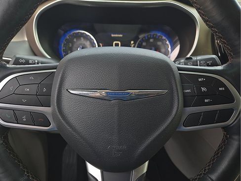 Used 2019 Chrysler Pacifica Touring-L Plus FWD image 19