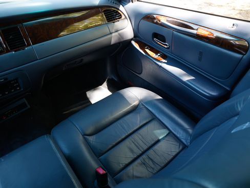 Used 1999 Lincoln Town Car Executive image 26