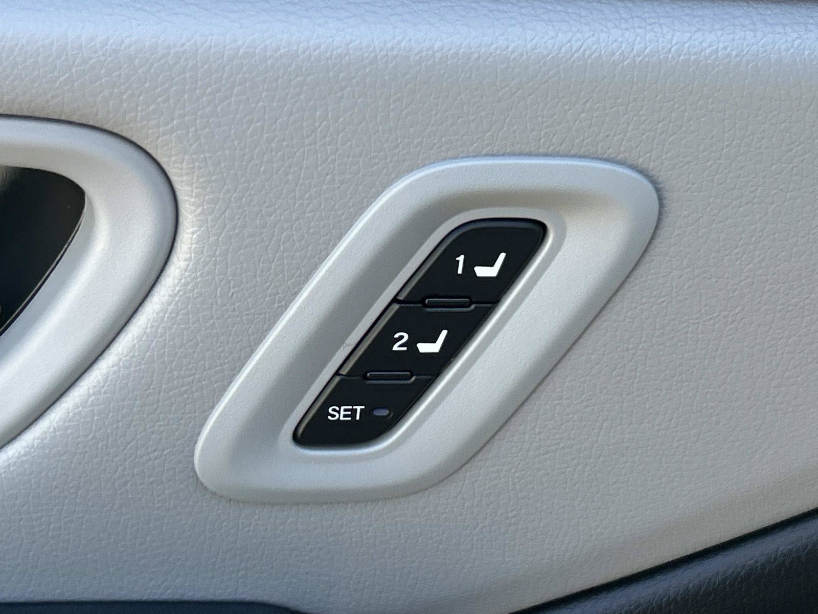 Used 2025 Honda Pilot EX-L image 31