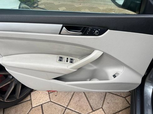 Used 2013 Volkswagen Passat 2.5 SE FWD image 9