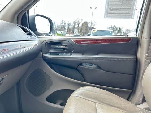 Used 2012 Chrysler Town & Country Limited FWD image 49