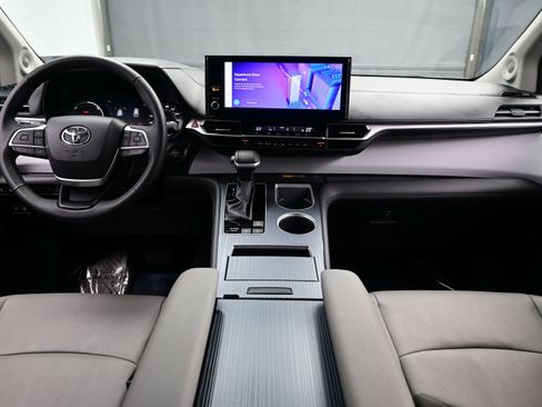 Used 2025 Toyota Sienna XLE w/ XLE Plus Package AWD/4WD image 18