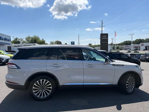 Used 2022 Lincoln Aviator AWD w/ Premium Package image 3