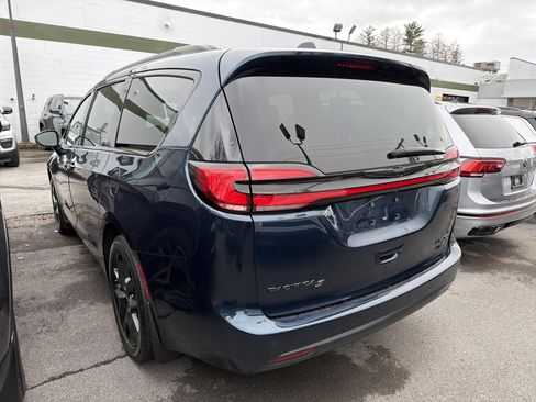 Used 2022 Chrysler Pacifica Limited w/ Uconnect Theater Family Group image 5