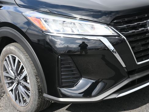 Certified 2023 Nissan Kicks SV image 11