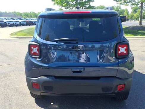 Used 2023 Jeep Renegade Altitude AWD/4WD image 5