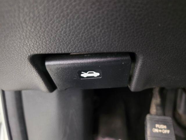 Used 2020 Nissan Rogue S FWD image 17