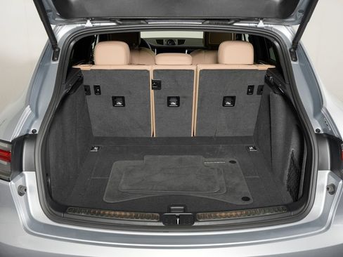 Certified 2025 Porsche Macan AWD/4WD image 44