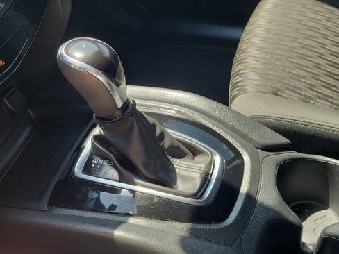 Used 2020 Nissan Rogue S FWD image 29