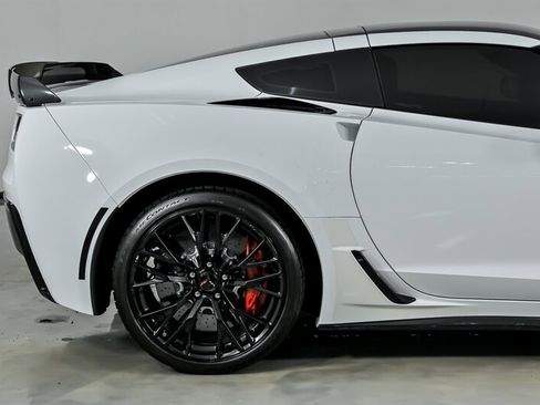 Used 2016 Chevrolet Corvette Z06 w/ 3LZ Preferred Equipment Group RWD image 13