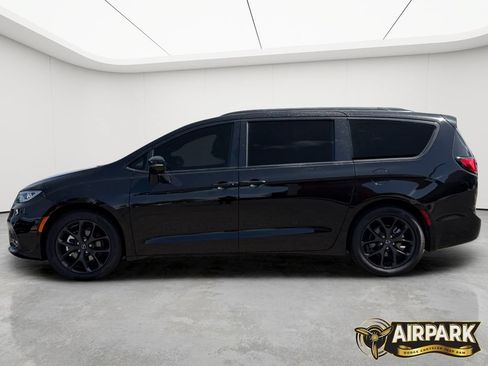 New 2026 Chrysler Pacifica Limited w/ Uconnect Theater Family Group FWD image 8
