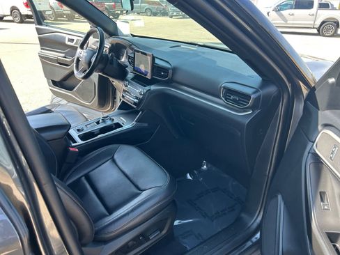 Used 2020 Ford Explorer XLT w/ Equipment Group 202A AWD/4WD image 17
