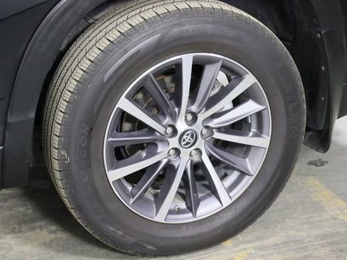 Used 2019 Toyota Highlander XLE AWD/4WD image 41