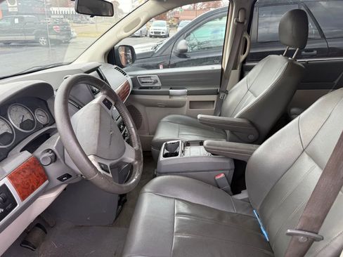 Used 2008 Chrysler Town & Country Touring image 9