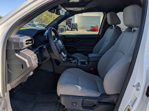 Used 2025 Toyota Tacoma SR5 AWD/4WD image 17