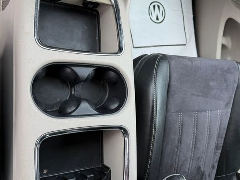 Used 2014 Chrysler Town & Country Touring-L FWD image 13