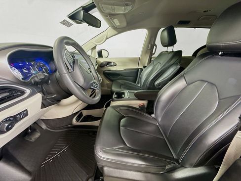 Used 2023 Chrysler Pacifica Touring-L FWD image 20