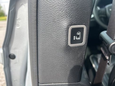 Used 2023 Chrysler Pacifica Limited w/ Uconnect Theater Family Group FWD image 15