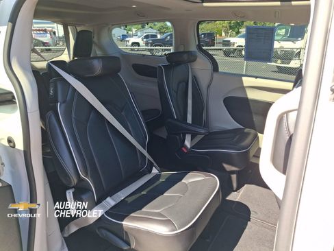 Used 2023 Chrysler Pacifica Limited FWD image 20