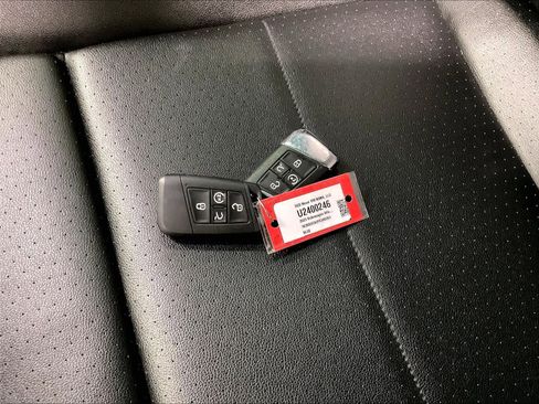 Used 2023 Volkswagen Atlas SE image 32