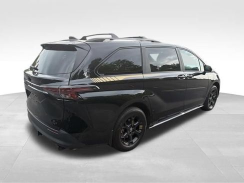 Used 2025 Toyota Sienna XLE Woodland Edition AWD/4WD image 4