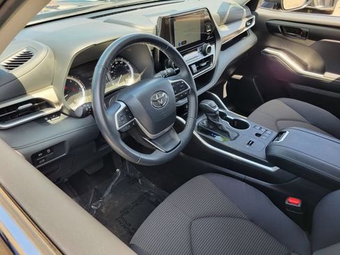 Used 2025 Toyota Highlander LE FWD image 5