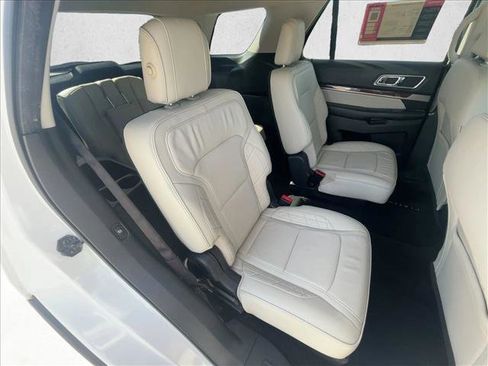 Used 2017 Ford Explorer Platinum image 18