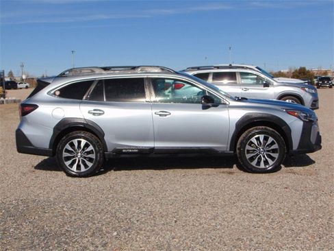 Used 2023 Subaru Outback Limited XT image 3