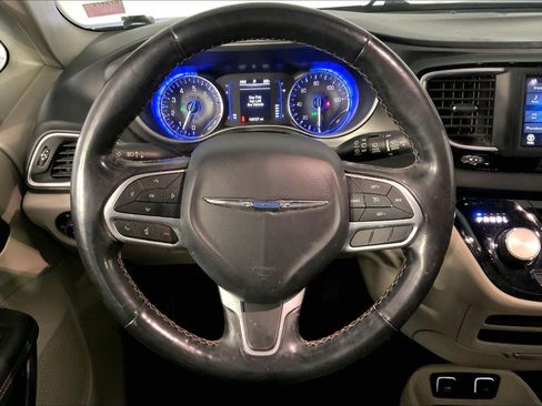 Used 2020 Chrysler Pacifica Touring-L FWD image 5
