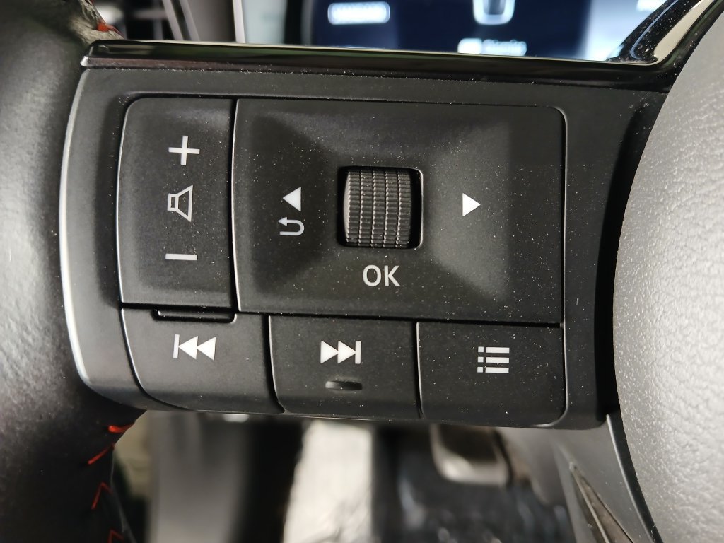 Used 2025 Nissan Kicks SR FWD image 26