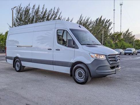 Used 2025 Mercedes-Benz Sprinter 2500 image 11