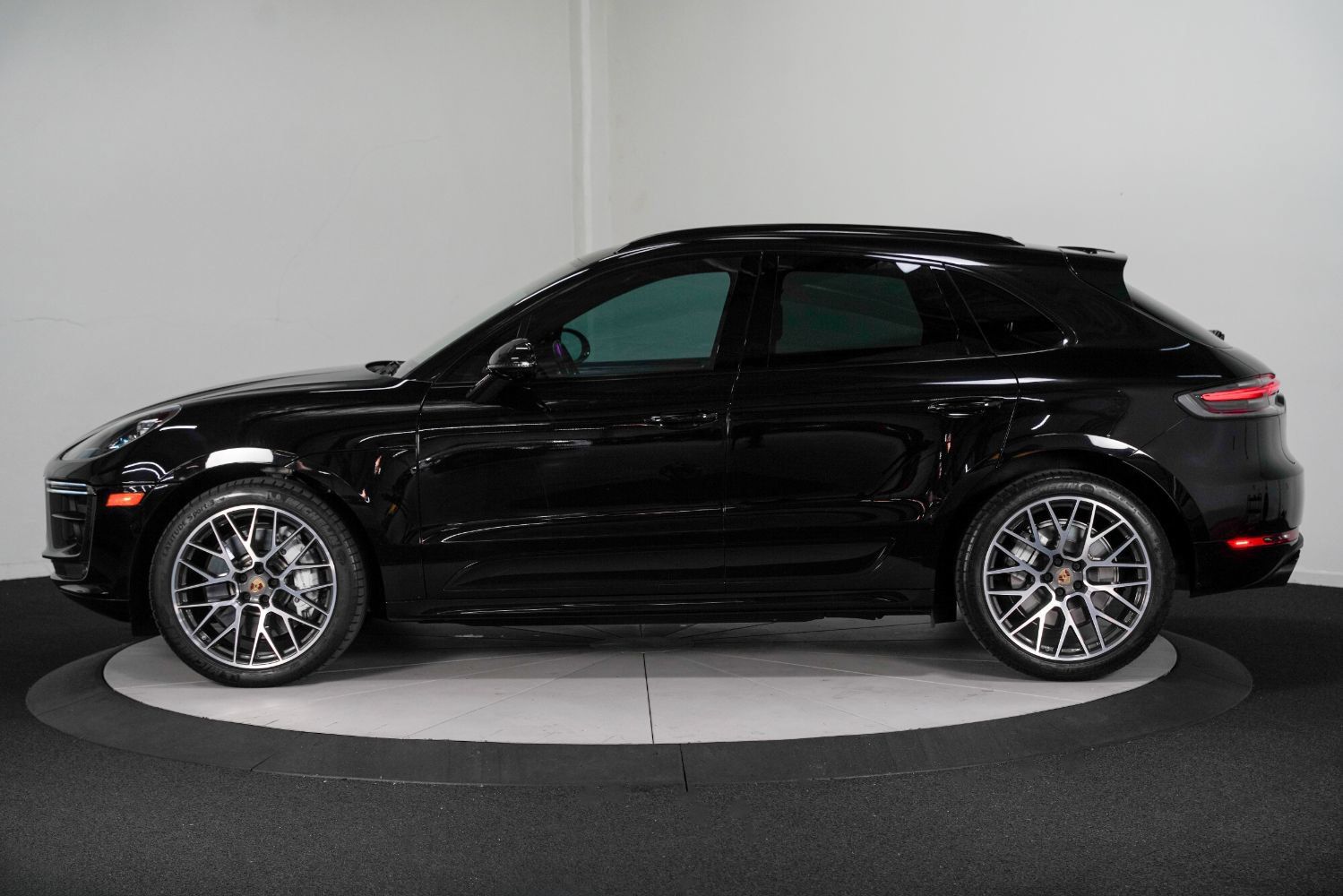 Used 2020 Porsche Macan Turbo AWD/4WD image 6