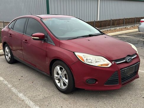 Used 2013 Ford Focus SE w/ SE Winter Pkg image 3