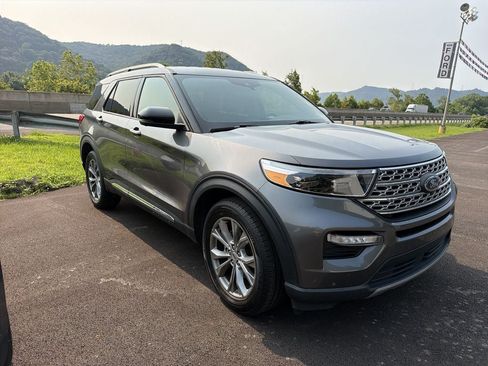 Used 2023 Ford Explorer Limited w/ Equipment Group 301A AWD/4WD image 3