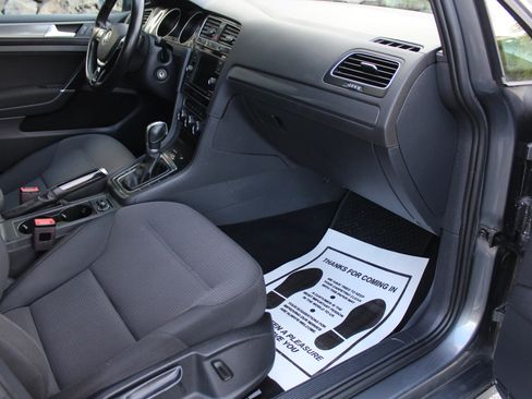 Used 2018 Volkswagen Golf S image 17