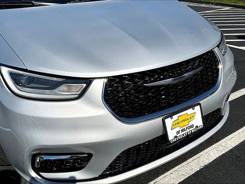 Used 2023 Chrysler Pacifica Touring-L FWD image 34