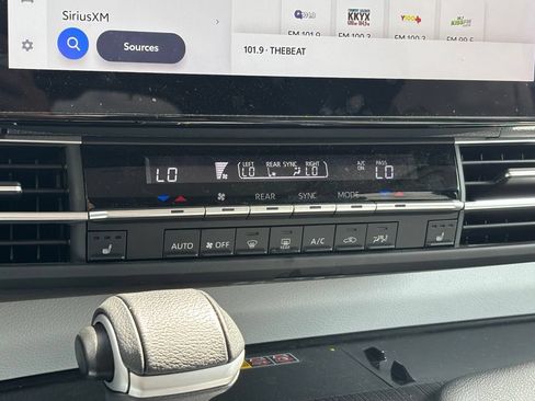 Used 2025 Toyota Sienna XLE FWD image 12