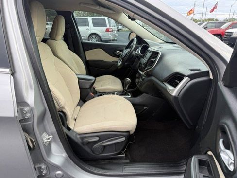 Used 2016 Jeep Cherokee Latitude w/ Comfort/Convenience Group FWD image 10